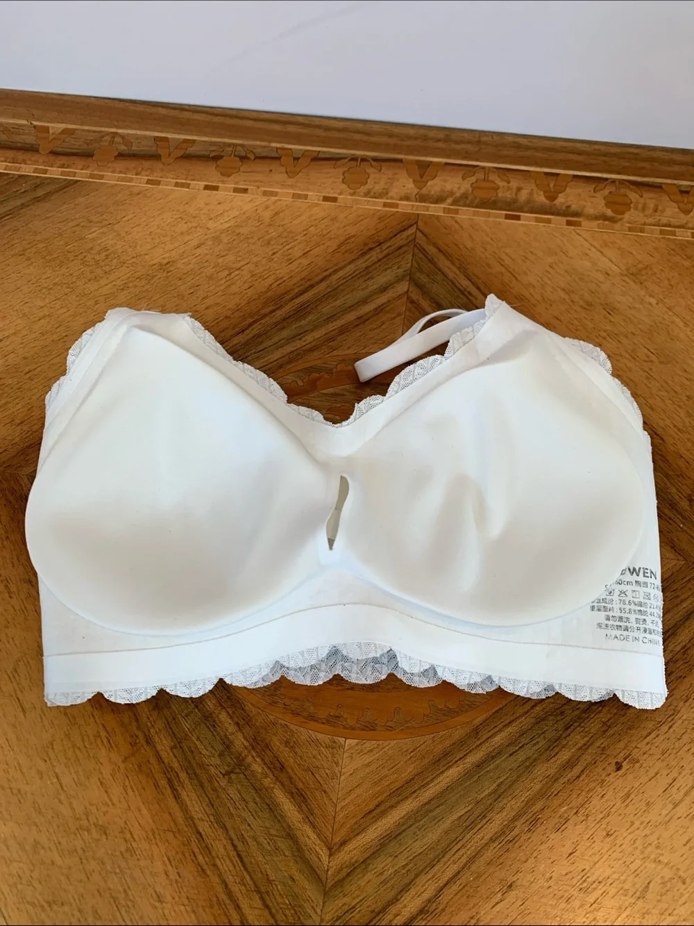 Ruwen Women’s Small White Scalloped Trim Bralette with Removable Pads